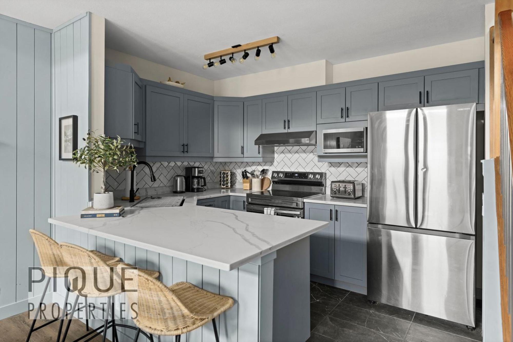 Апартаменты Mountain Loft Retreat, Heated Pool & Hot Tub, Ug Parking, Balcony, Wifi! Канмор Экстерьер фото