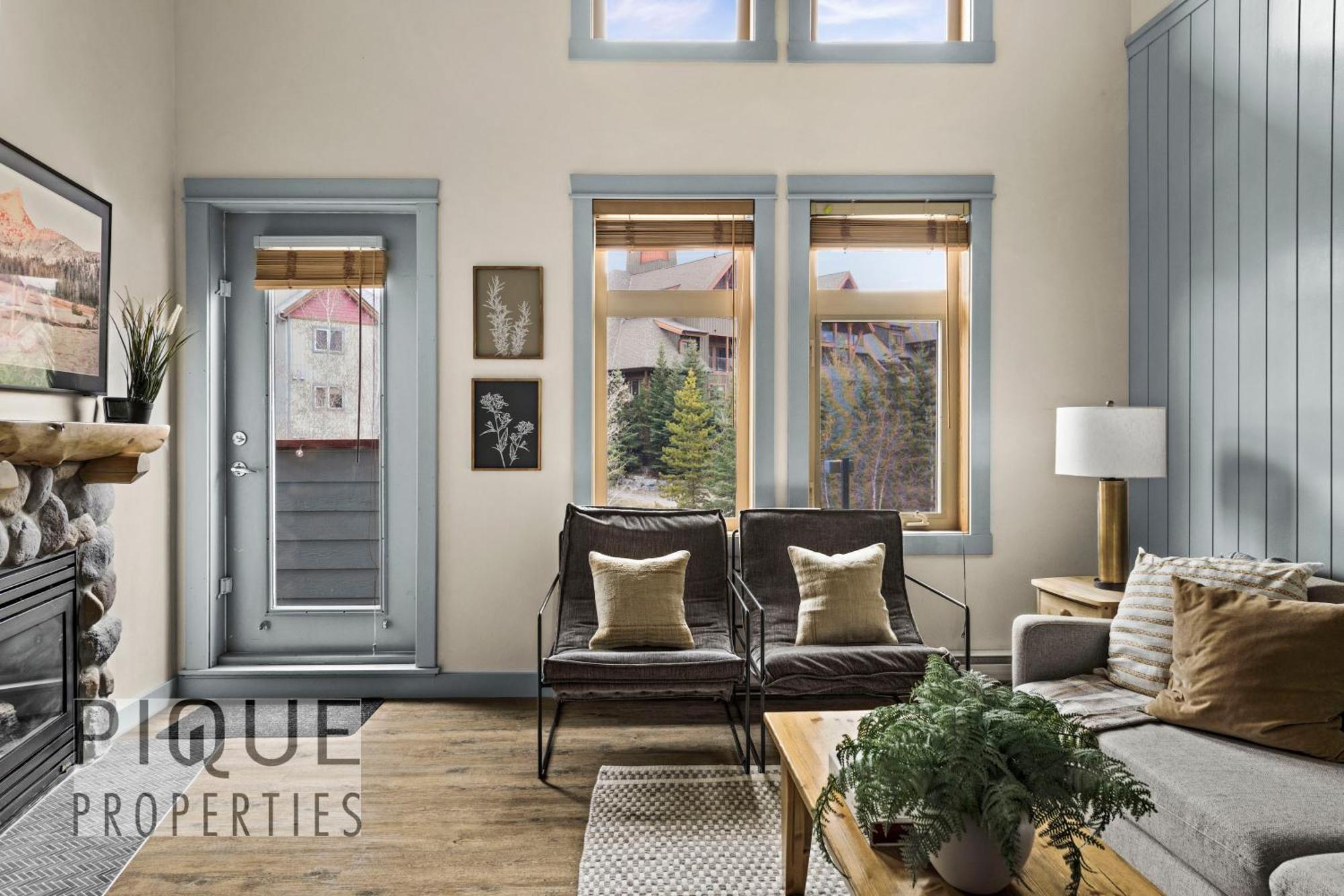Апартаменты Mountain Loft Retreat, Heated Pool & Hot Tub, Ug Parking, Balcony, Wifi! Канмор Экстерьер фото
