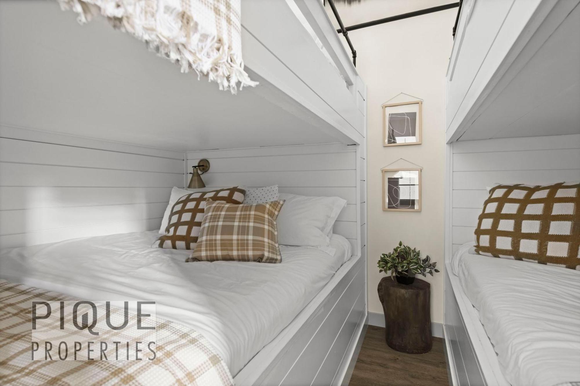 Апартаменты Mountain Loft Retreat, Heated Pool & Hot Tub, Ug Parking, Balcony, Wifi! Канмор Экстерьер фото