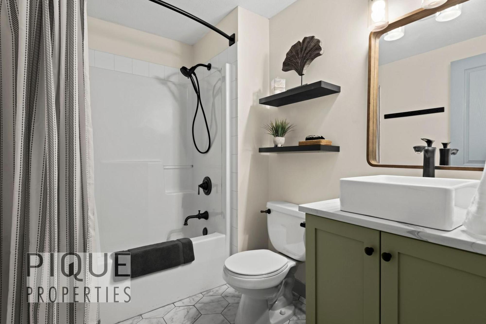 Апартаменты Mountain Loft Retreat, Heated Pool & Hot Tub, Ug Parking, Balcony, Wifi! Канмор Экстерьер фото